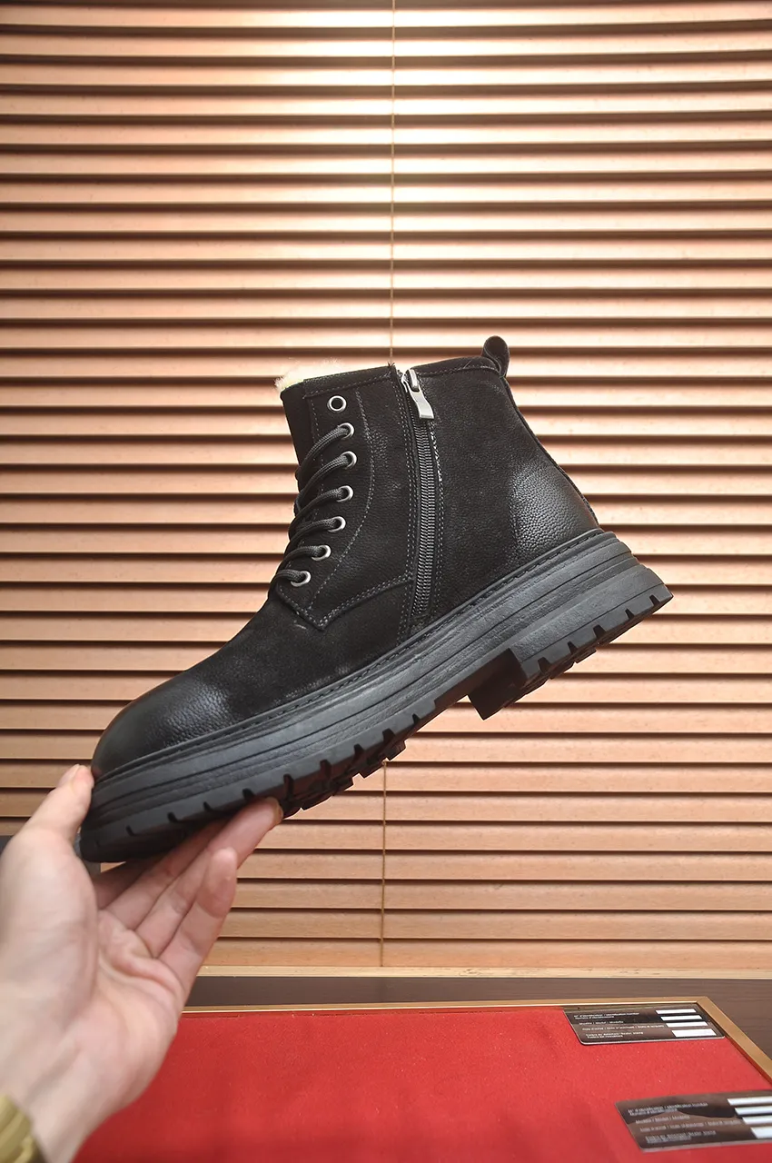 Men's shoes 💰680💶【UGG】(full genuine wool lining) Please pay attention to the quality of the original order and compare the thickness of the wool 🏮🏮Hot style Martin boots from Australia's warm luxury brand men's shoes, official website synchronization, Beckham men's style..., made of imported top-layer waxed cowhide, waxed toe box, Australian real wool velvet lining Carefully sewn...Imported rubber Martin boots outsole (comfortable, soft and wear-resistant). I really like the quality...Exquisite workmanship, you can't put it down once you see it. Code number 39-44